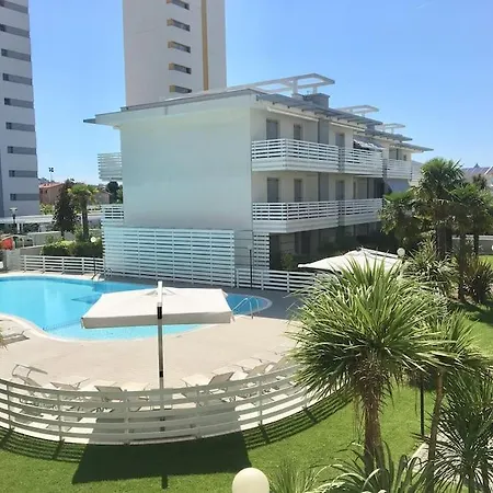 Luxury Centre. Pool. Beach And Shopping *